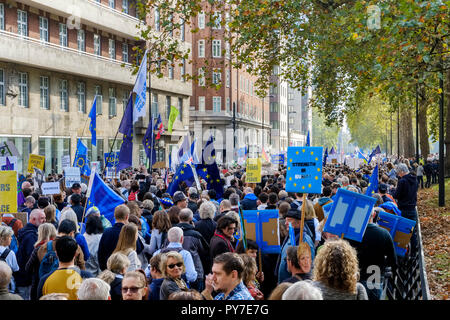 Personnes marchant sur Park Lane. Les signes comprennent "force dans l'unité", "60 ans de paix", "folie", "eunited'. Vote du peuple de mars, 20 octobre, 2018 Banque D'Images