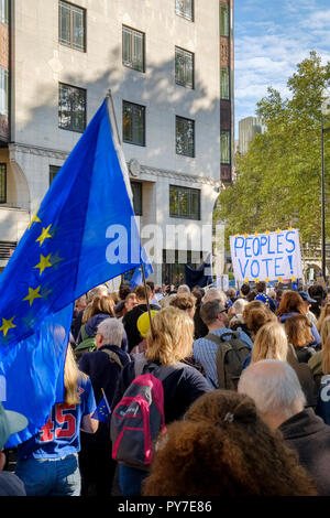 Drapeau de l'UE et la bannière à lire 'Peuples Voter !' en foule marchant vers le bas de Park Lane. Vote du peuple de mars, 20 octobre, 2018 avec 700 000 personnes de tous âges, Banque D'Images