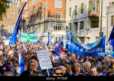 Personnes marchant sur Park Lane. Signes : 'Comment est de prendre mes droits contre ma volonté la démocratie ? # Takebackcontrol', 'Pas d'accord ? Pas de vote ? Pas Brexit Banque D'Images