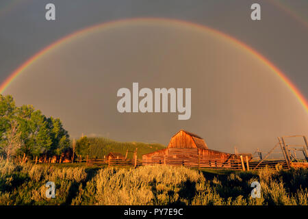 WY02507-00...WYOMING - Rainbow au lever du soleil à la Maison Rose historique homestead sur Mormon Row dans le Grand Teton National Park. Banque D'Images