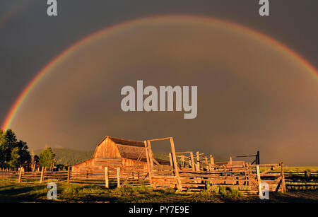 WY02507-00...WYOMING - Rainbow au lever du soleil à l'une des granges historique sur Mormon Row dans le Grand Teton National Park. Banque D'Images