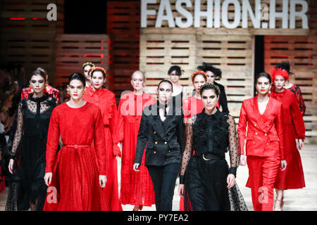 ZAGREB, CROATIE - 24 octobre 2018 : Des mannequins portant des vêtements pour l'automne-hiver, conçu par Robert Sever sur le mode bipa.hr fashion show de Banque D'Images