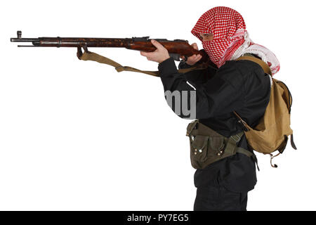 Soldat de l'armée rebelle en uniforme noir avec rouge kufiya holding old single shot, fusil à verrou. Isolated on white Banque D'Images