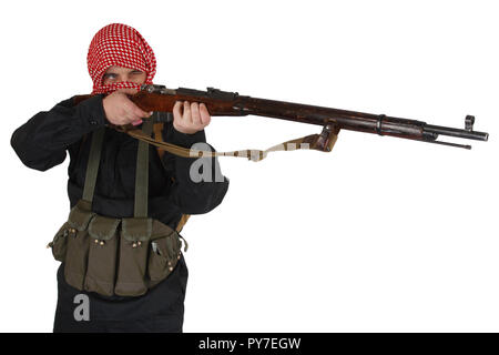 Soldat de l'armée rebelle en uniforme noir avec rouge kufiya holding old single shot, fusil à verrou. Isolated on white Banque D'Images