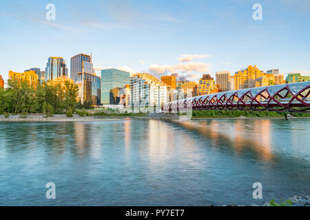 Horizon de la ville de Calgary, Alberta, Canada le long de la rivière Bow avec pont de la paix Banque D'Images