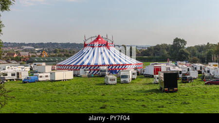 Le Chapiteau de l'Oncle Sam's American Circus dans un champ à Stoke-on-Trent, Staffordshire, Angleterre, RU Banque D'Images