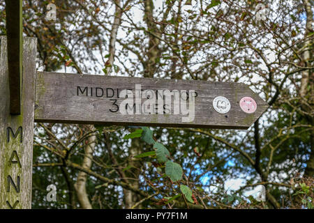 Un panneau en bois disant Middleton Top 3 miles, sur le sentier de High Peak, Derbyshire, Angleterre, Royaume-Uni, Banque D'Images