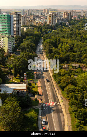 Bulgarie, Sofia.Vue aérienne de la grande hauteur des blocs résidentiels de l'ère communiste à gauche et la mer Park sur le côté droit. Banque D'Images