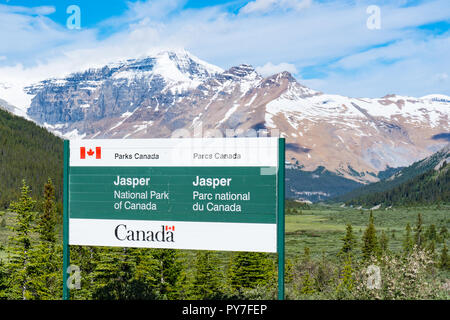 JASPER, CANADA - LE 4 JUILLET 2018 : panneau de bienvenue à l'entrée du Parc National de Jasper, Alberta, Canada Banque D'Images