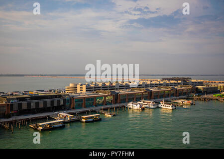 Venise, Italie - 14.10.2018 : Vue aérienne de parking gratuit et port de Venise, Italie Banque D'Images