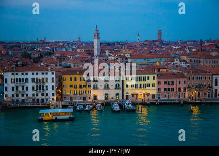 Vue de la nuit de vieilles maisons sur le Grand Canal à Venise, Italie Banque D'Images