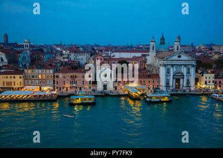 Vue de la nuit de vieilles maisons sur le Grand Canal à Venise, Italie Banque D'Images