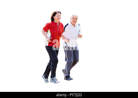 Portrait Of A Smiling Senior Couple Jogging sur fond blanc Banque D'Images