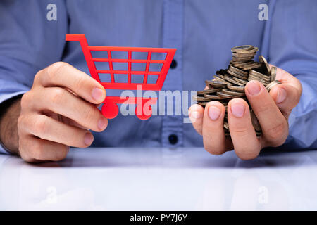 Close-up of a person's Hand Holding Panier et de pièces plus de 24 Banque D'Images