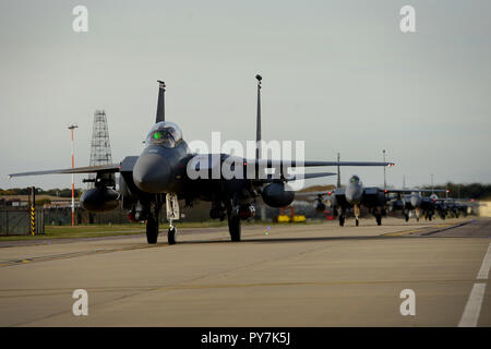 F-15E Strike Eagles affecté à la 494e Escadron de chasse arrivent à Royal Air Force Lakenheath, Angleterre, 8 octobre 2018.Le 494e FS de rentrer d'un déploiement de six mois dans un lieu inconnu en Asie du Sud-Ouest. (U.S. Air Force photo/Tech. Le Sgt. Matthew Plew) Banque D'Images