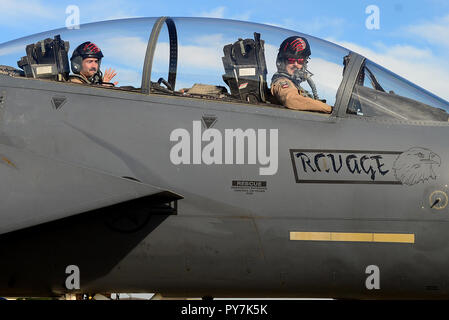 F-15E Strike Eagle d'équipage affecté à la 494e Escadron de chasse arrivent à Royal Air Force Lakenheath, Angleterre, le 9 octobre, 2018.La 494e FS de rentrer d'un déploiement de six mois dans un lieu inconnu en Asie du Sud-Ouest. (U.S. Air Force photo/Tech. Le Sgt. Matthew Plew) Banque D'Images