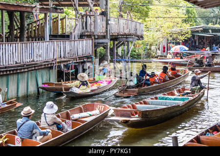 Damnoen Saduak - 8 octobre 2018 : les touristes en bateaux au marché flottant. Le marché est une destination touristique très populaire. Banque D'Images