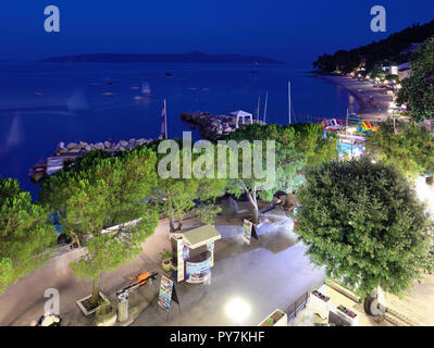 Plage à Moscenicka Draga, Istrie, Croatie vue depuis un balcon de l'hôtel à la fin de Twilight Banque D'Images