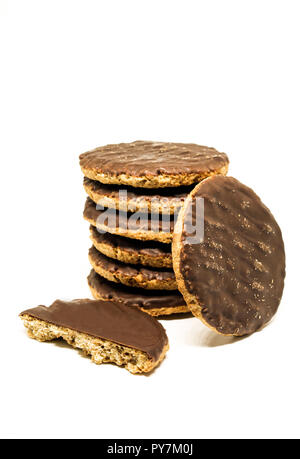 Pile de régime alimentaire de blé entier de biscuits. Les cookies de chocolat noir sur fond blanc Banque D'Images