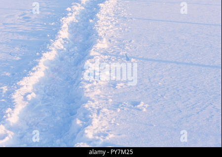 Chemin dans la neige. L'angle faible soleil Casting Shadows. Banque D'Images