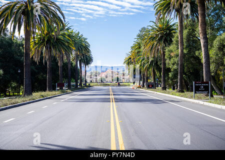 20 février 2018 Palo Alto / CA / USA - route principale menant au campus de Stanford Memorial Church, à l'arrière-plan ; baie de San Francisco Banque D'Images