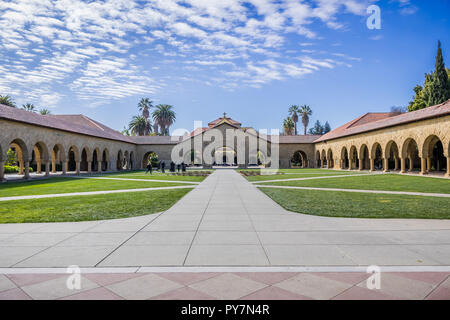 20 février 2018 Palo Alto / CA / USA - Entrée de la main dans le Quadrilatère à l'Université de Stanford ; Memorial Church à l'arrière-plan ; Banque D'Images