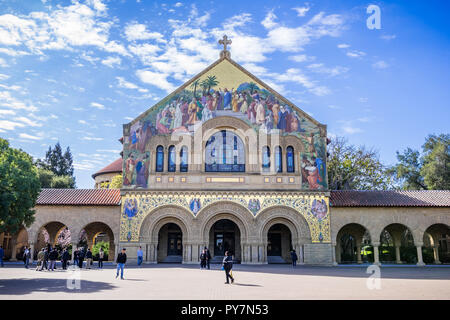 20 février 2018 Palo Alto / CA / USA - Les visiteurs de l'Église Mémorial à Stanford et les principaux Quad ; baie de San Francisco Banque D'Images