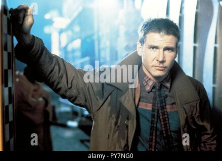 Titre original : Blade Runner. Titre en anglais : Blade Runner. Année : 1982. Réalisateur : Ridley Scott. Stars : HARRISON FORD. Credit : Ladd Company/WARNER BROS / Album Banque D'Images