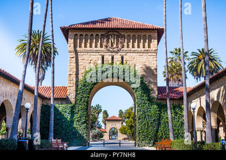 20 février 2018 Palo Alto / CA / USA - Entrée de la main dans le Quadrilatère à l'Université de Stanford ; Ivy croissant sur les arches décoratives Banque D'Images