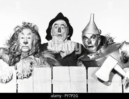 Titre original : The Wizard Of Oz. Titre en anglais : The Wizard Of Oz. Année : 1939. Réalisateur : VICTOR FLEMING. Stars : Bert Lahr, JACK HALEY, Ray Bolger. Credit : M.G.M / Album Banque D'Images