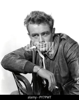 Titre original : REBEL SANS CAUSE. Titre en anglais : REBEL SANS CAUSE. Année : 1955. Réalisateur : Nicholas Ray. Stars : JAMES DEAN. Credit : Warner Brothers / Album Banque D'Images