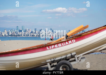 Une femelle lifeguard veille sur les nageurs à Locarno Beach, Vancouver Banque D'Images