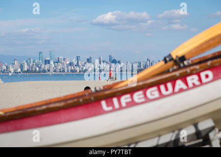 Une femelle lifeguard veille sur les nageurs à Locarno Beach, Vancouver Banque D'Images