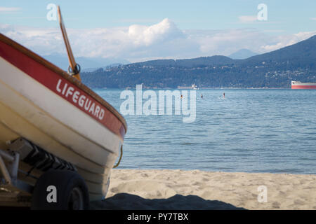 Un sauveteur chaloupe sur Locarno Beach, Vancouver Banque D'Images