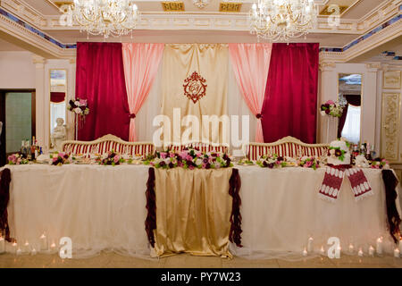 Servi le banquet de mariage table, table de jeunes mariés Banque D'Images