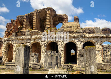 L'Amphithéâtre de Capoue, dans la région de Campanie a été achevée au 2ème siècle. Après le Colisée, c'était la plus grande en taille. Banque D'Images