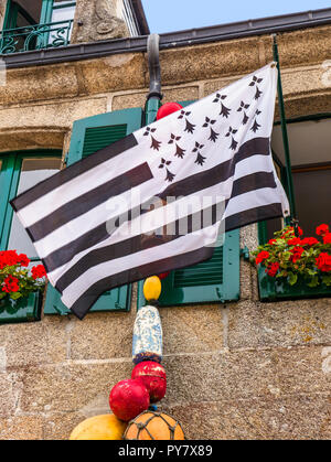 Drapeau de la Bretagne battant à l'extérieur en pierre typique maison de pêcheur breton appelé le Gwenn-ha-du, (blanc et noir en breton) Concarneau Bretagne Banque D'Images