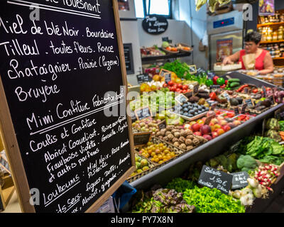 CONCARNEAU marché de fruits et légumes et épicerie avec affichage de décrochage quotidien français produisent des promotions sur tableau noir Halles Concarneau Bretagne France Banque D'Images