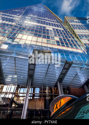 London Black Cab Taxi sign allumé pendant que le Shard gratte-ciel tour entrée avant low angle vue perspective derrière Southwark London UK Banque D'Images