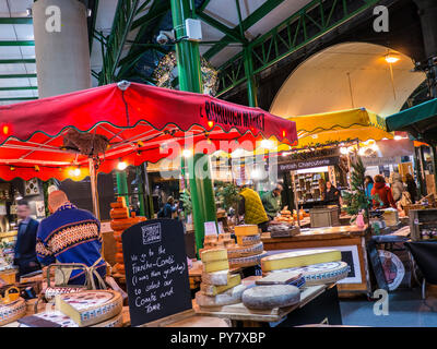 Noël fromage Borough Market allumé les étals des stands de dégustation de fromages d'hiver de fin de nuit shopping avec des échantillons Southwark London Banque D'Images