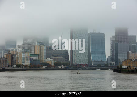 Vue du bassin de Limehouse, Londres, Royaume-Uni, vers Isle of Dogs et Canary Wharf sur la Tamise en début d'après-midi du lundi au milieu Octobre 2018. Banque D'Images