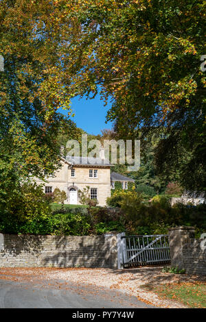 L'ancien presbytère dans le village de Cotswold Bagendon en automne. Bagendon, Cotswolds, Gloucestershire, Angleterre Banque D'Images