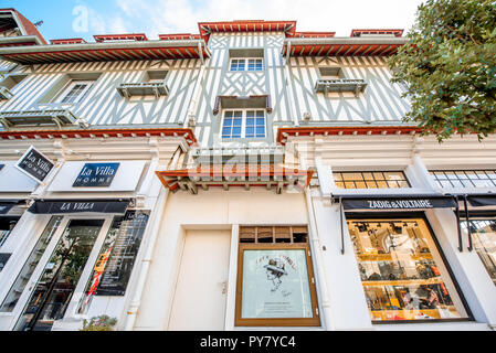 DEAUVILLE, FRANCE - 06 septembre 2017 : premier magasin avant de la célèbre Coco Chanel situé entre le casino et l'Hôtel Normandy à Deauville Banque D'Images