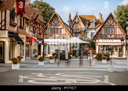 DEAUVILLE, FRANCE - 06 septembre 2017 : Street view avec de belles maisons anciennes dans le centre ville de Deauville, célèbre station française en Normandie Banque D'Images