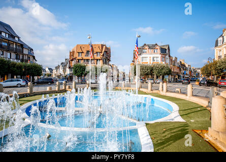 DEAUVILLE, FRANCE - 06 septembre 2017 : fontaine centrale sur les franchissements routiers à Deauville, célèbre ville française en Normandie Banque D'Images