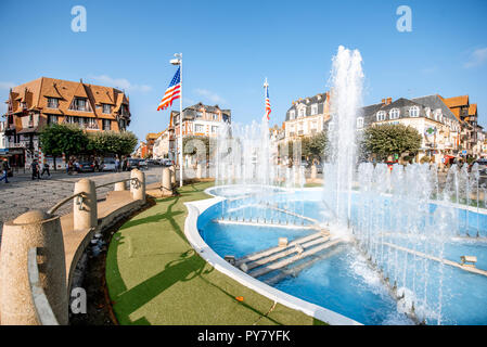 DEAUVILLE, FRANCE - 06 septembre 2017 : fontaine centrale sur les franchissements routiers à Deauville, célèbre ville française en Normandie Banque D'Images