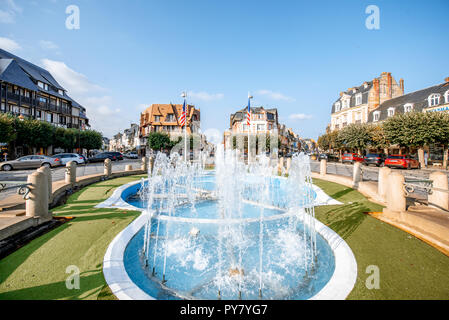 DEAUVILLE, FRANCE - 06 septembre 2017 : fontaine centrale sur les franchissements routiers à Deauville, célèbre ville française en Normandie Banque D'Images