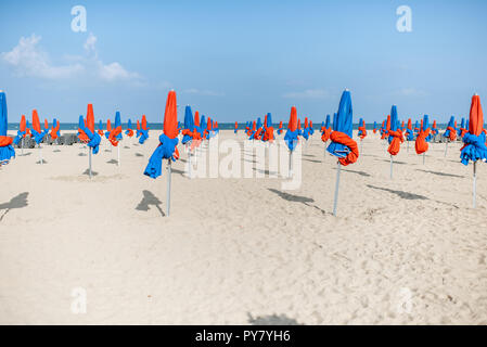 DEAUVILLE, FRANCE - 06 septembre 2017 : Célèbre plage avec parasols colorés à Deauville la ville au cours de la lumière du matin Banque D'Images