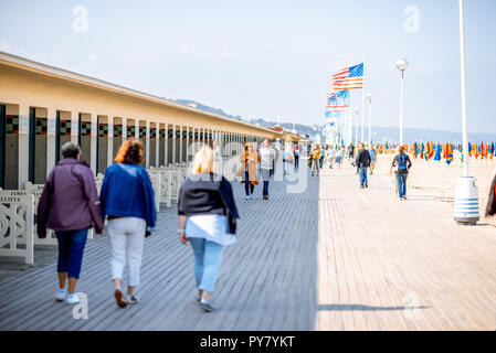 DEAUVILLE, FRANCE - 06 septembre 2017 : Planches, promenade avec les gens autour de les vestiaires de la célèbre acteurs fiilm à Deauville Banque D'Images