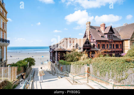 TROUVILLE SUR MER, FRANCE - 06 septembre 2017 : : plage avec des villas de luxe et sentier avec elder couple apprécier la vue à Deauville, célèbre station dans Normanndy français Banque D'Images